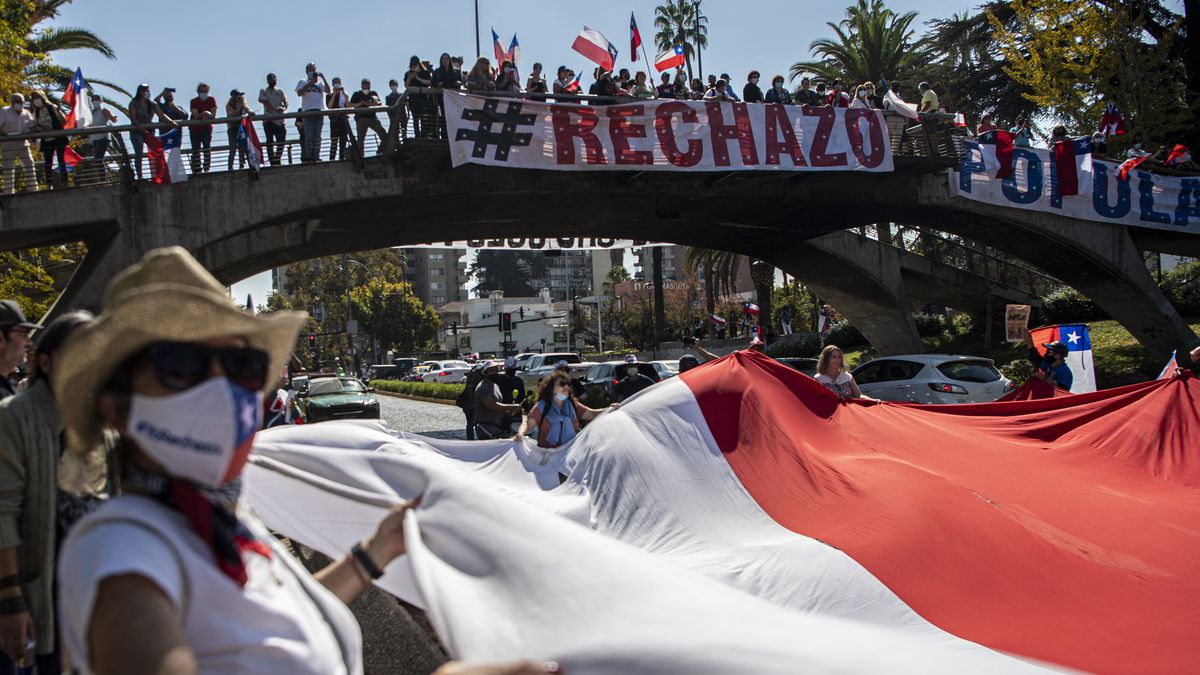 Decenas De Personas Se Manifiestan En Chile Por El Rechazo De La Nueva Constitución Panamá En 